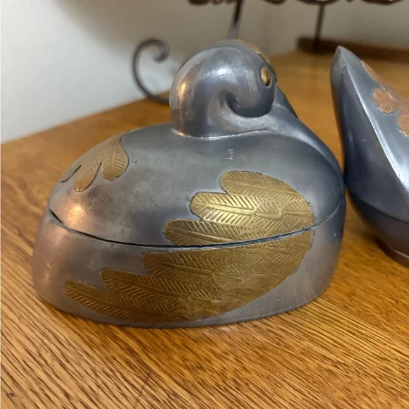 vintage pewter and brass duck-shaped and swan pair of trinket boxes. - Picture 5 of 11